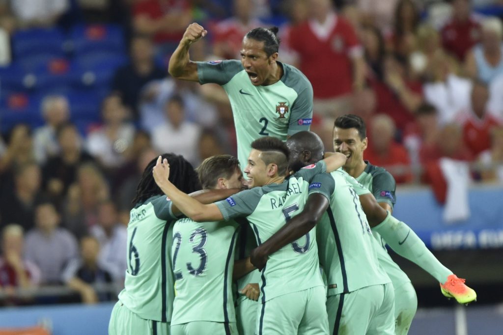 A portugálok örülnek a második gólnak. MTI Fotó: Illyés Tibor