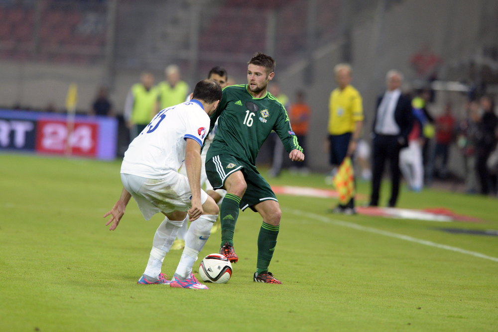Oliver Norwood (jobbra). Fotó: Kostas Koutsaftikis/Shutterstock.com