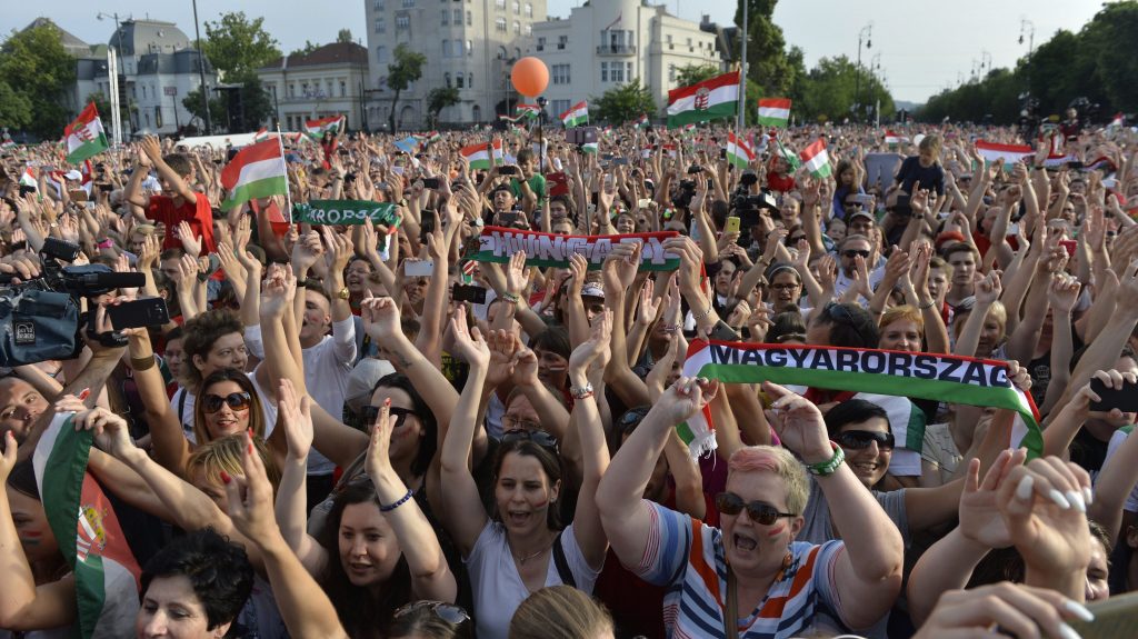 Budapest, 2016. június 27. Szurkolók a franciaországi labdarúgó Európa-bajnokságról hazatérõ magyar labdarúgó-válogatott ünneplésén a fõvárosi Hõsök terén 2016. június 27-én. Az elõzõ napon a csapat kikapott Belgiumtól a nyolcaddöntõben, így kiesett. MTI Fotó: Koszticsák Szilárd