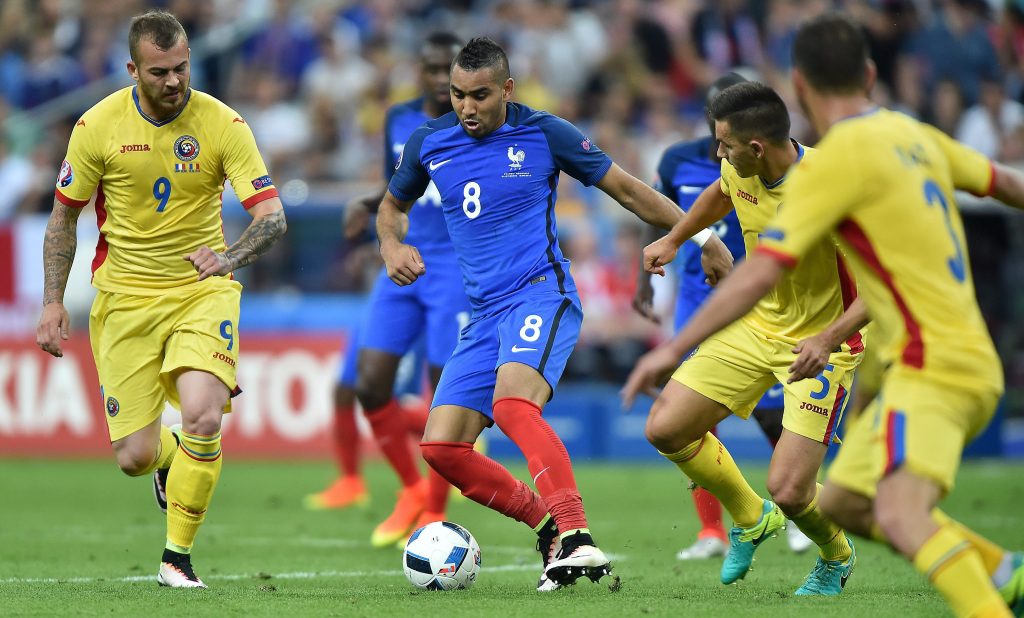 Saint-Denis, 2016. június 10. A román Denis Alibec (b) és a francia Dimitri Payet (k) a 2016-os franciaországi labdarúgó Európa-bajnokság A csoportja elsõ fordulójának Franciaország-Románia mérkõzésén a Saint-Denis-i Stade de France stadionban 2016. június 10-én, az Eb nyitónapján. A házigazda franciák 2-1-re nyertek. MTI Fotó: Illyés Tibor