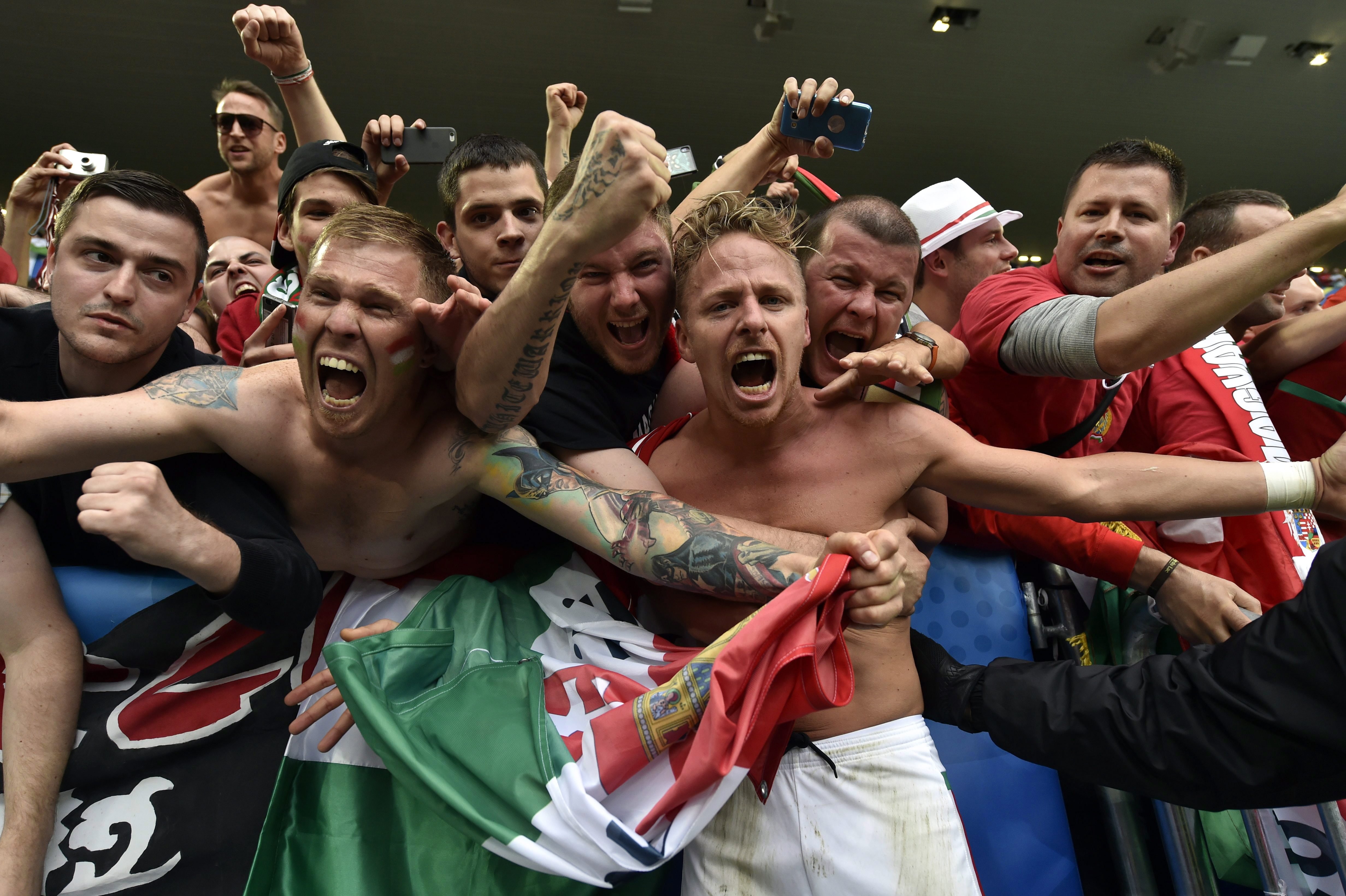 Bordeaux, 2016. június 14. Dzsudzsák Balázs a szurkolók között, miután a magyar válogatott 2-0-ra legyõzte Ausztria csapatát a franciaországi labdarúgó Európa-bajnokság F csoportja elsõ fordulójában játszott mérkõzésen a Bordeaux-i Stadionban 2016. június 14-én. MTI Fotó: Illyés Tibor
