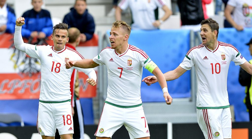 Bordeaux, 2016. június 14. Stieber Zoltán (b) , Dzsudzsák Balázzsal (k) és Gera Zoltánnal (j) ünnepli gólját a franciaországi labdarúgó Európa-bajnokság F csoportja elsõ fordulójában játszott Ausztria - Magyarország mérkõzésen a Bordeaux-i Stadionban 2016. június 14-én. Ausztria - Magyarország 0-2. MTI Fotó: Illyés Tibor