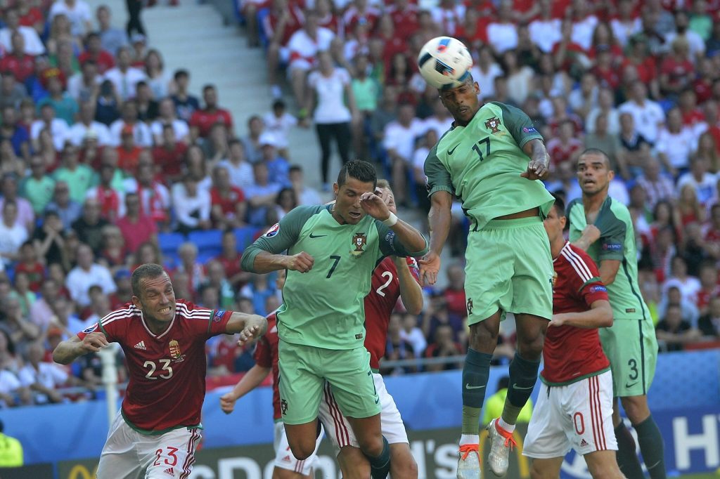Lyon, 2016. június 22. Juhász Roland (b), valamint a portugál Cristiano Ronaldo (k) és Nani (b3) a franciaországi labdarúgó Európa-bajnokság F csoportja harmadik fordulójában játszott Magyarország - Portugália mérkõzésen, Lyonban 2016. június 22-én. MTI Fotó: Illyés Tibor