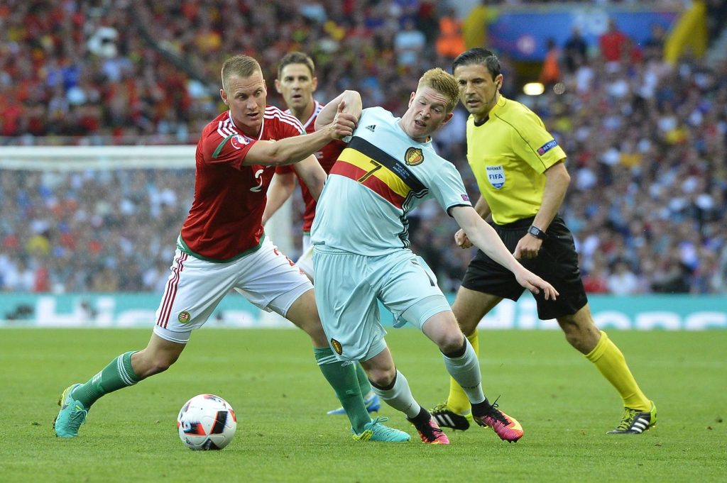 Toulouse, 2016. június 26. Lang Ádám (b) és a belga Kevin De Bruyne a franciaországi labdarúgó Európa-bajnokság nyolcaddöntõjének Magyarország - Belgium mérkõzésén a toulouse-i Municipal Stadionban 2016. június 26-án. MTI Fotó: Illyés Tibor
