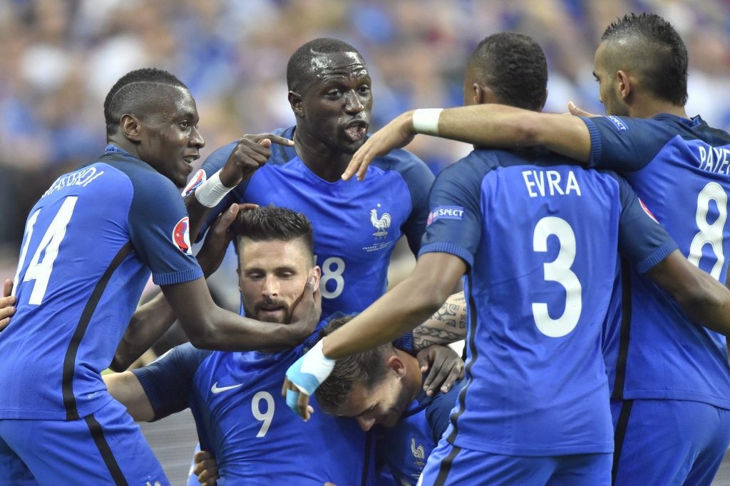 Saint-Denis, 2016. július 3. A góllövõ, francia Olivier Giroud (b2, lent) örül csapattársaival a franciaországi labdarúgó Európa-bajnokság negyeddöntõjének Franciaország - Izland mérkõzésén a Saint-Denis-i Stade de France stadionban 2016. július 3-án. MTI Fotó: Illyés Tibor