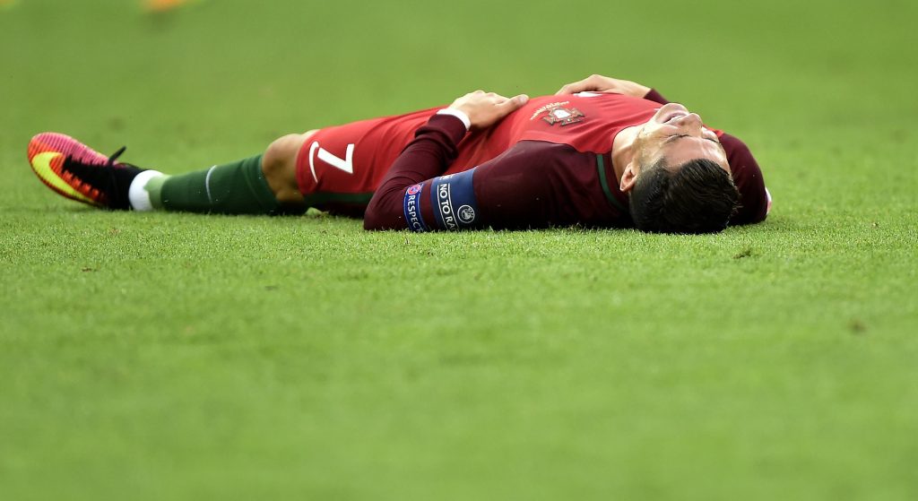 Saint-Denis, 2016. július 10. A sérült portugál Cristiano Ronaldo a franciaországi labdarúgó Európa-bajnokság döntõjében vívott Franciaország - Portugália mérkõzésen a Saint-Denis-i Stade de France stadionban 2016. július 10-én. MTI Fotó: Illyés Tibor