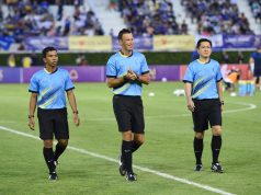 Mark Clattenburg, középen (Fotó: Pal2iyawit / Shutterstock.com)